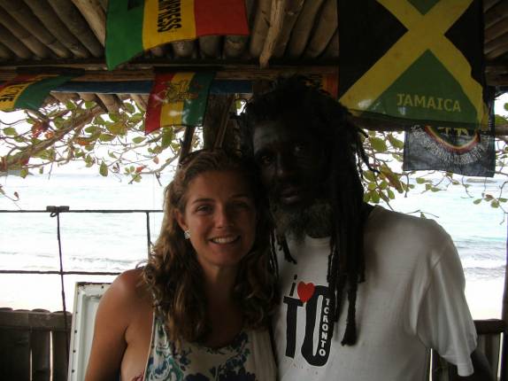 Com nosso amigo rasta High Cliff, na praia de Winniefred, em Port Antonio, nordeste da Jamaica